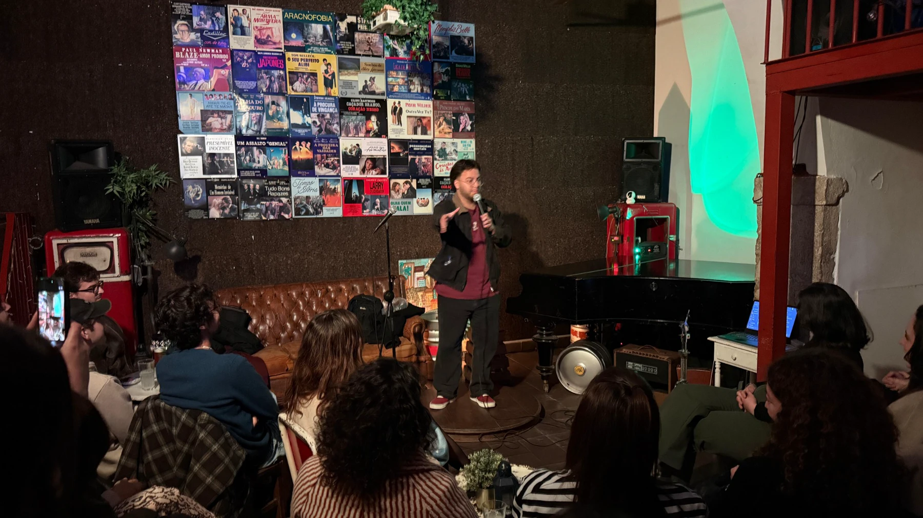 João com um microfone, a atuar perante o público
