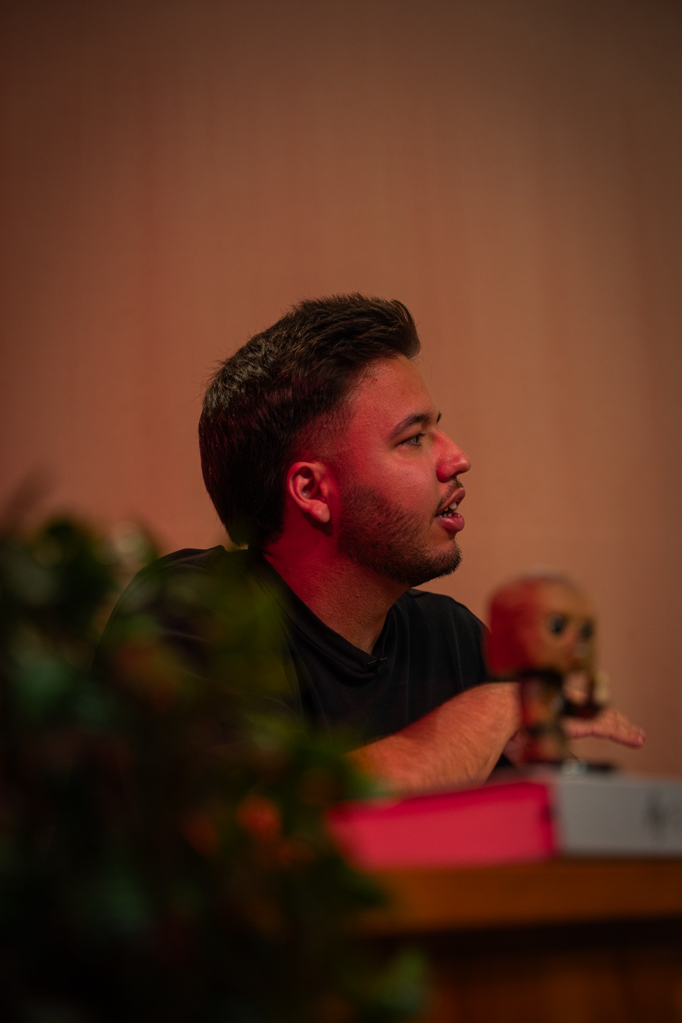 João Graça à secretária durante uma conversa.