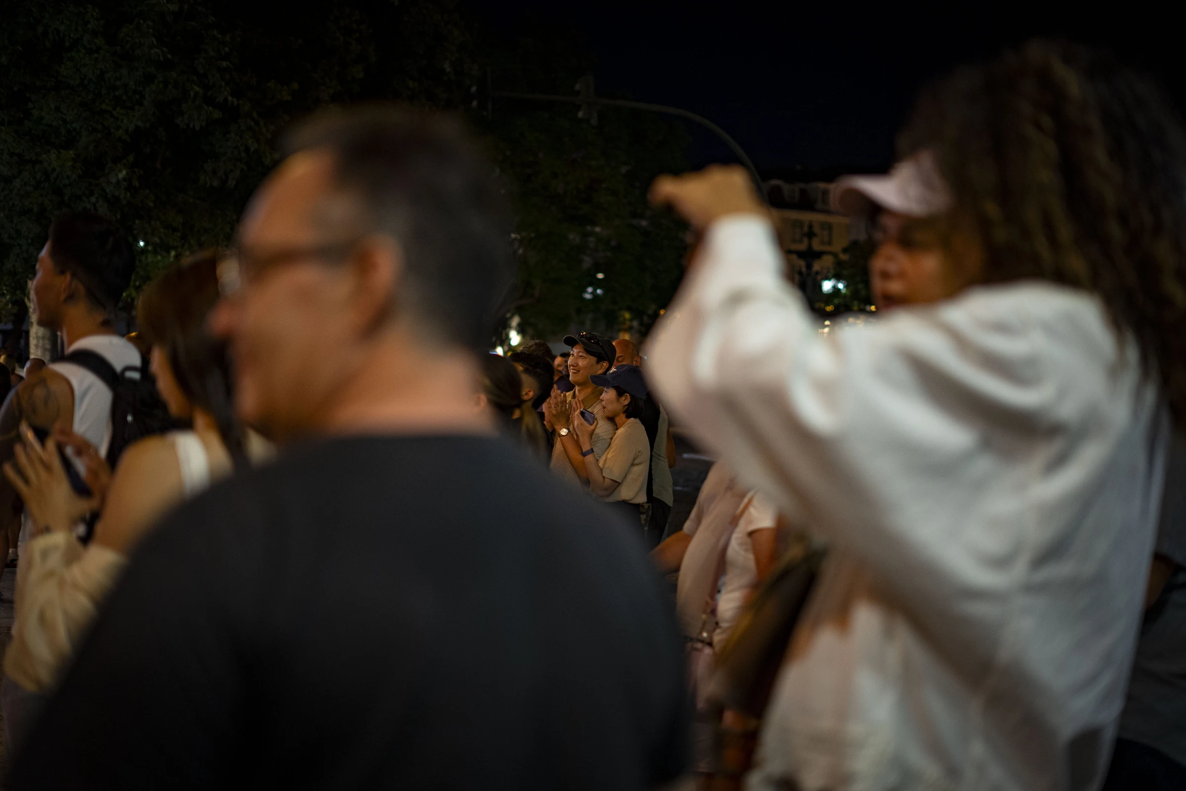 Pessoas reunidas numa noite em Lisboa.