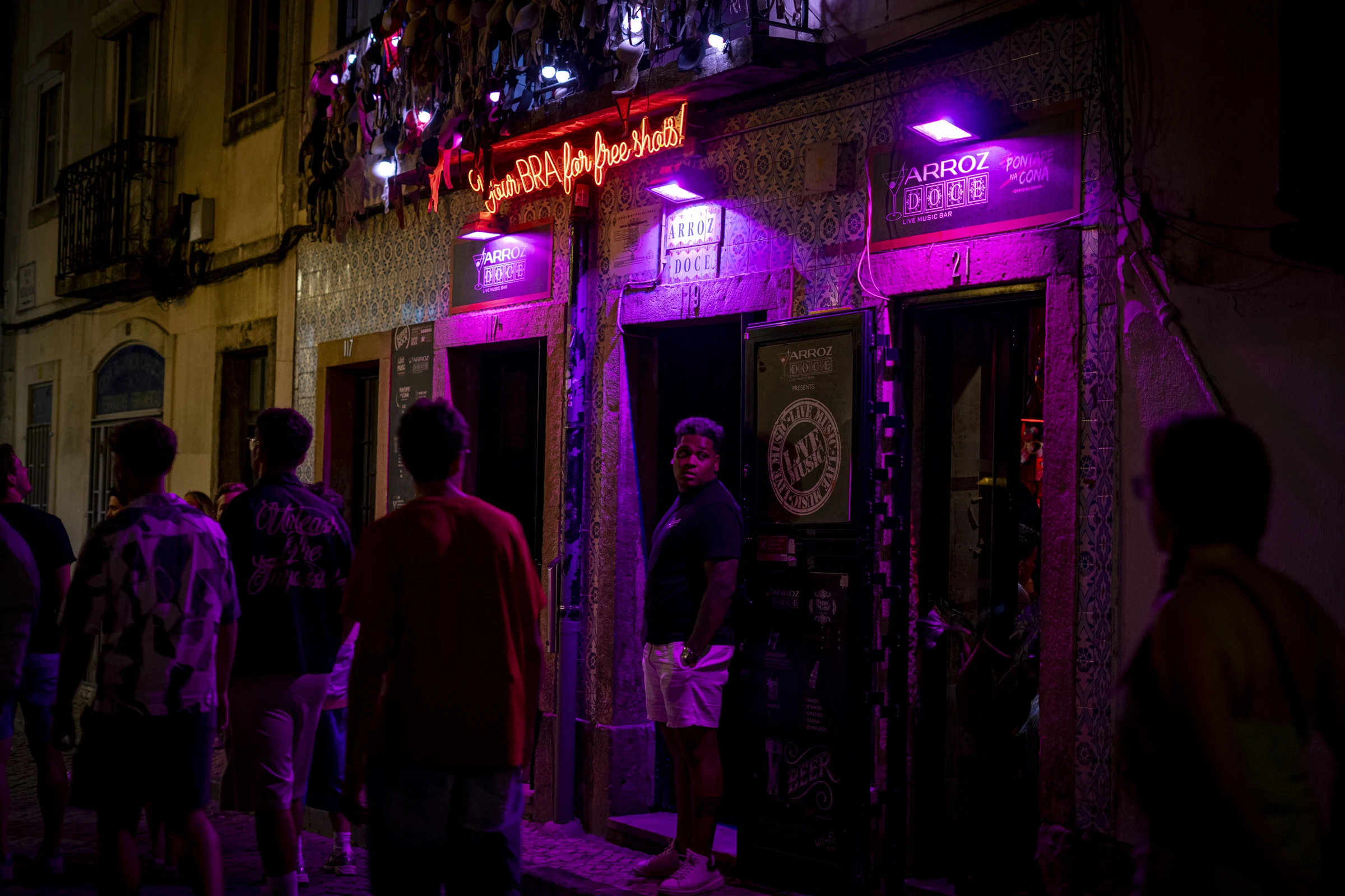 Luzes de néon numa fachada de Lisboa.
