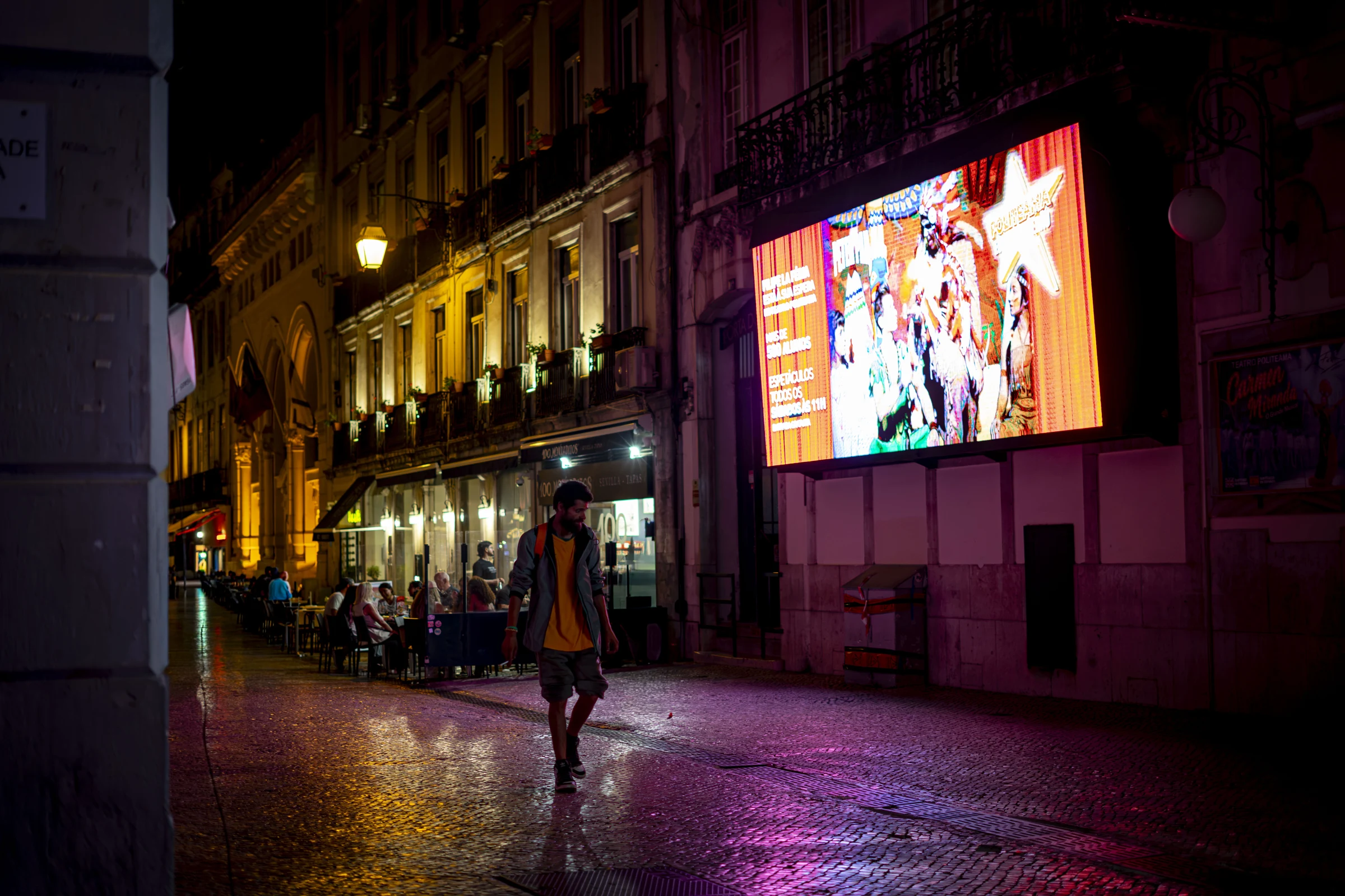 Uma avenida de Lisboa com luzes de cinema.