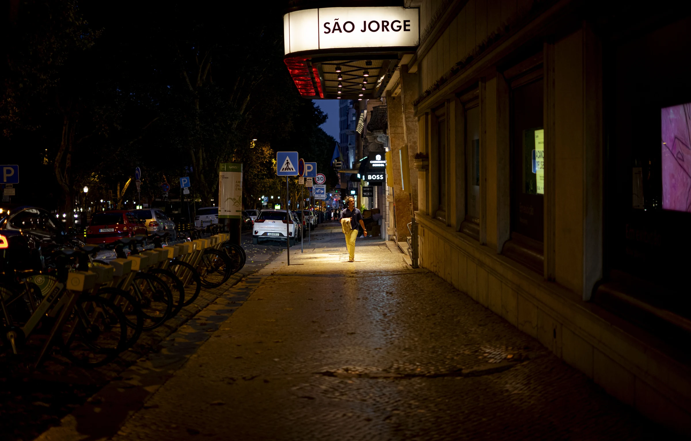 Entrada iluminada do cinema São Jorge.