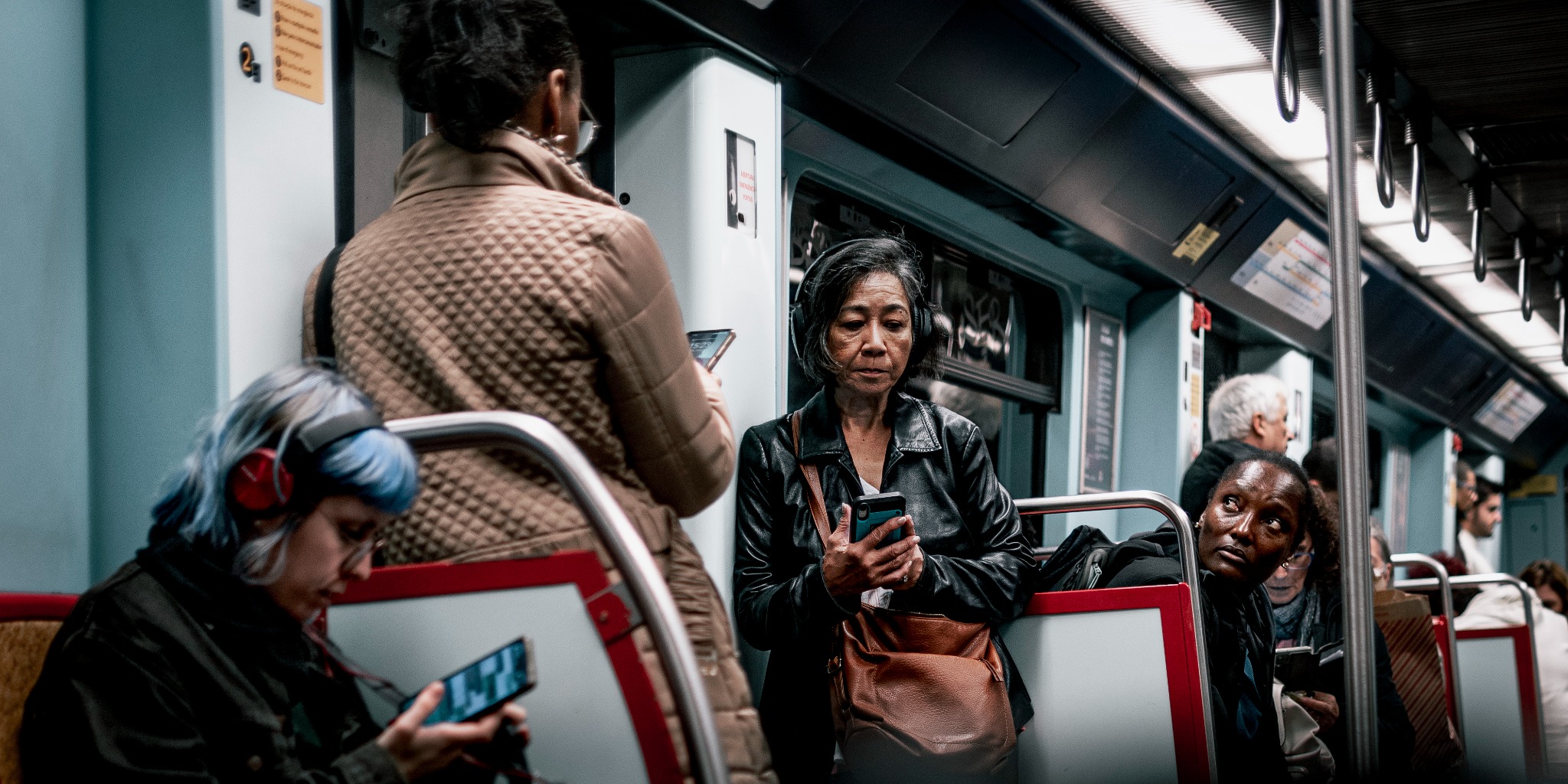 Três passageiras num transporte público